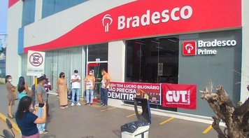 Bancários de Rondônia protestam contra demissões no Bradesco