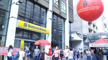 Ato na Paulista busca sensibilizar a população contra os ataques aos bancos públicos