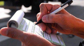 Após décadas utilizando pilotis para estacionar as motos, bancários do BRB são surpreendidos com multas