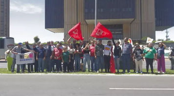 Trabalhadores e estudantes se unem contra juros altos em frente à sede do Banco Central