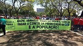 Bancários somam forças com trabalhadores da CEB em ato contra a privatização da empresa