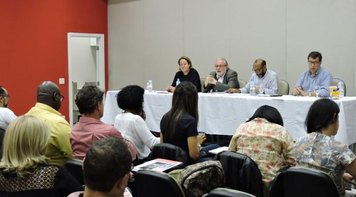 Bancários do Itaú se reúnem com a direção do banco para discutir as demissões por todo o Brasil