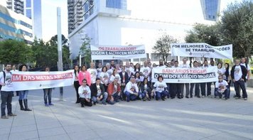 Bancários do Santander reivindicam renovação do aditivo com avanços em protesto na Torre do banco