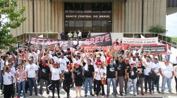 Bancários protestam em frente ao Banco Central e pressionam por proposta decente