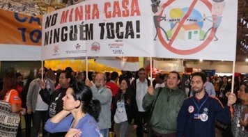 Bancários realizam ato em defesa da Caixa 100% pública durante Feirão em São Paulo