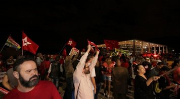 Bandeiraço no STF reafirma defesa constante de Lula