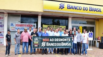 Bancários MT mobilizam população contra o fechamento da agência do BB