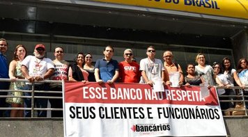 Sindicato faz protesto conta a reestruturação no Banco do Brasil