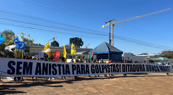 Manifestação em frente à embaixada dos EUA defende a soberania nacional