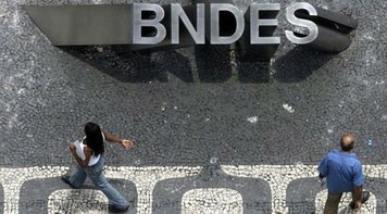 Enfraquecimento do BNDES compromete a indústria e a identidade nacionais, diz Lessa