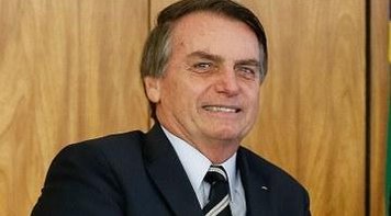 INCENDIÁRIO:  Com governo em queda, Bolsonaro espalha fake news para agredir jornalista