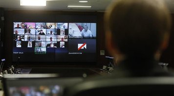 País vive dia de caos com atos de Bolsonaro e pandemia de coronavírus