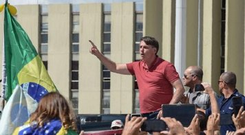 Tossindo muito, Bolsonaro discursa em ato que pede intervenção militar