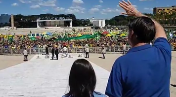 Bolsonaro vai a ato contra democracia e diz que não aceita interferência do STF