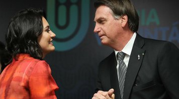 Bolsonaro é denunciado por ameaça a jornalista que pergunta sobre dinheiro de Queiroz para Michelle