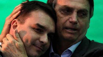 Bolsonaro deu aval a Flávio para compra de mansão sabendo que “daria dor de cabeça”, mas “polêmica perderia força”