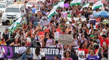 Mulheres ocupam as ruas do País em defesa da democracia e na luta por igualdade de direitos