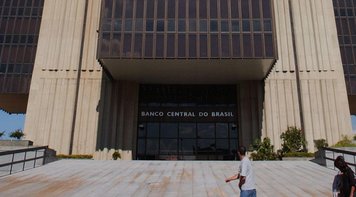 Bancos não podem deixar de atender presencialmente