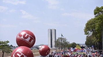 Marcha dos servidores se torna grande ato por greve-geral