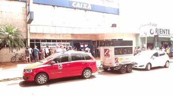Dia Nacional de Luta retarda abertura de agência da Caixa em Dourados(MS)
