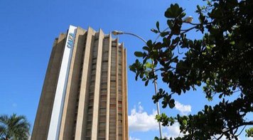 Absurdo cobrar juros para trabalhador sacar próprio dinheiro, diz Fenae