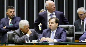 Em reação a Bolsonaro, Câmara aprova PEC de 2015 que engessa poder do governo sobre orçamento