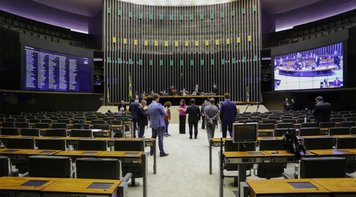 Câmara derrota governo e aprova renda emergencial de até R$ 1.200 para famílias chefiadas por mulheres