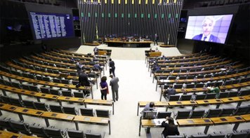 Bolsonaro sanciona renda emergencial; Câmara aprova PL para agilizar Anvisa