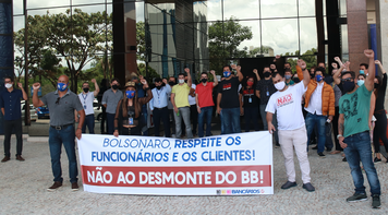 Vestindo preto, bancários do BB dizem não à desestruturação em mais um protesto