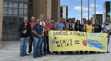 Em frente ao Matriz I da Caixa, Sindicato reforça luta em defesa da saúde em mais um ato nacional