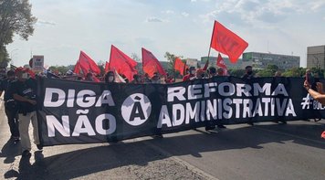 Trabalhadores protestam em Brasília contra a PEC 32. Mobilização segue até quinta (16) com participação dos bancários
