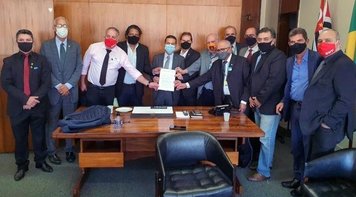 Centrais fazem pressão na Câmara para manter auxílio de R$ 600 e derrotar governo