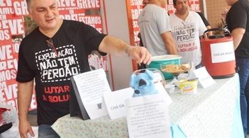 Itaú fere direito de greve e bancários protestam com o Chá da Miséria