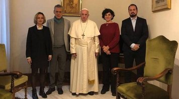 Chico Buarque entrega ao papa informe sobre 'lawfare' que ameaça América Latina