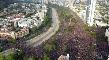 Com mais de 1 milhão nas ruas, chilenos fazem maior manifestação desde o fim da ditadura