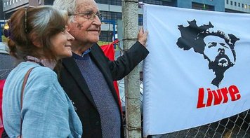 Chomsky relata visita a Lula, 'o mais proeminente preso político da atualidade'