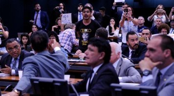 Após confusão, votação do projeto escola sem partido é mais uma vez adiada na Câmara