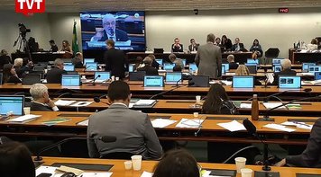 Centrais e oposição lutam para adiar votação reforma da Previdência em comissão