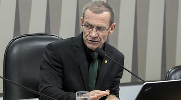 Senador pede que Alexandre de Moraes proíba Weintraub de deixar o Brasil