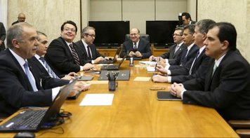 Para Paulo Kliass, taxa de juros real de 4% da Selic ainda é uma das maiores do mundo