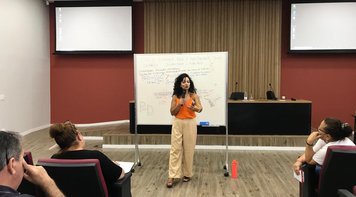 Tornar economia acessível à sociedade é fundamental à democracia