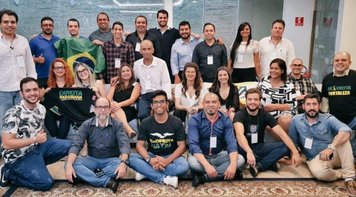 Milícia virtual bolsonarista envolve assessor do Planalto e até derrubada de ministro