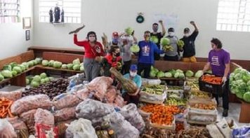 Solidariedade: MST doa 10 toneladas de alimentos na periferia de Florianópolis e região
