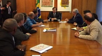 Sob pressão, Maia recua de votar PL que libera terceirização