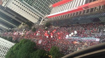 Em São Paulo, ato de milhares contra golpe comemora pedido de afastamento de Cunha