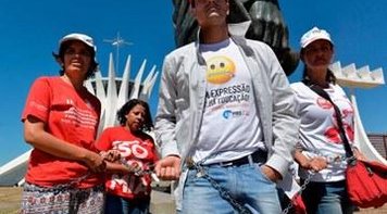 Em greve há quase um mês, professores do DF se acorrentam e fazem greve de fome
