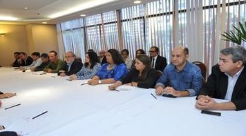 Bancos mantêm reajuste e recuam nos dias parados. Comando orienta aprovação da proposta em assembleias na segunda