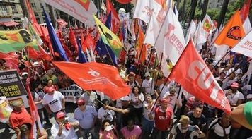 Classe trabalhadora se une em atos no 1º de maio e anuncia Greve Geral
