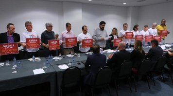 Empregados protestam contra o desmonte e defendem Saúde Caixa e manutenção dos direitos 