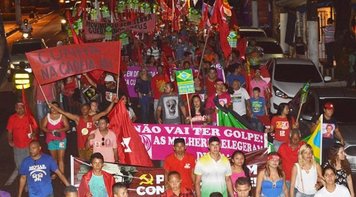 Ato pela democracia leva milhares de pessoas às ruas de Belém